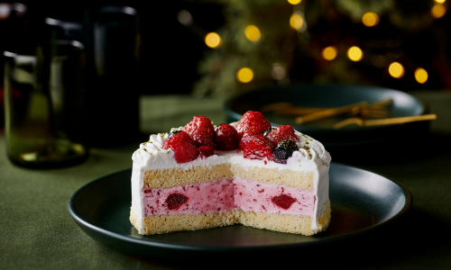 クリスマスのためのベリーと米粉のケーキ