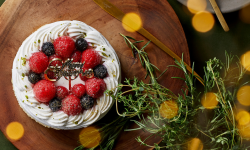 クリスマスのためのベリーと米粉のケーキ