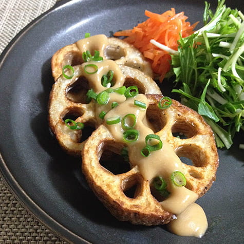 蓮根のステーキ亜麻仁油と白味噌のソース